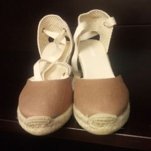 Soludos Classic 3.5" Wedge, size 9.5 in the box